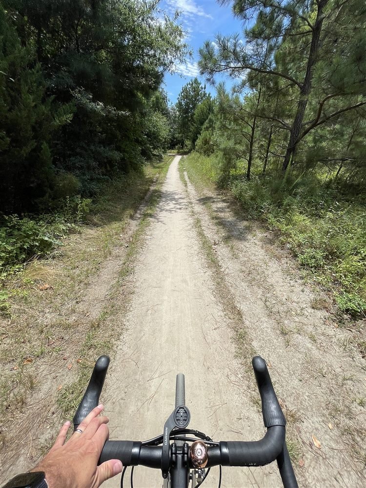 Rower gravel Specialized Diverge na piaszczystej ścieżce